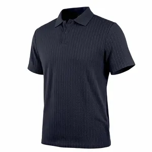 Vue détaillée d'un polo bleu marine pour hommes avec un motif en maille jacquard