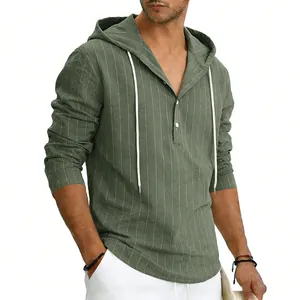 Vue détaillée d'une chemise en lin vert pour homme avec rayures verticales et capuche.