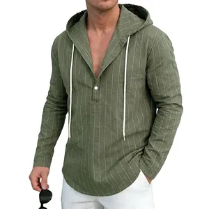 Détail de chemise à capuche en lin rayé vert avec cordon de serrage et demi-patte