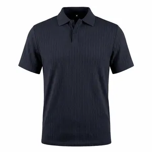 Vue détaillée d'un polo en tricot bleu marine pour hommes avec texture jacquard