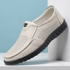 Vue latérale de mocassins en cuir beige respirant avec perforations et semelle noire souple