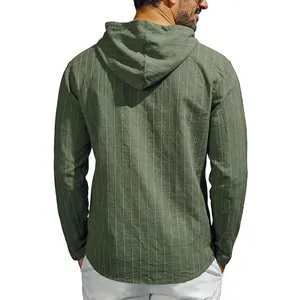 Vue arrière d'une chemise à capuche en lin à rayures verticales vertes pour homme