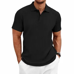 Détail d'un polo noir pour homme en maille texturée avec patte de boutonnage.