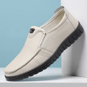 Vue latérale de mocassins décontractés en cuir blanc pour hommes à texture grainée