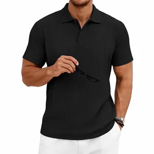 Détail d'un polo noir pour homme en maille jacquard avec col boutonné et texture