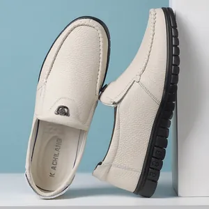 Vue détaillée de mocassins en cuir blanc pour hommes avec finition texturée et semelles noires souples