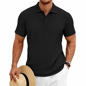 Vue détaillée de la texture du polo noir pour hommes avec motif maille torsadée