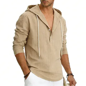 Détail d'une chemise à capuche en lin rayé pour hommes avec demi-patte de boutonnage.