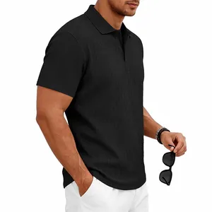 Détail d'un polo noir pour homme à manches courtes avec texture tricotée et col boutonné.