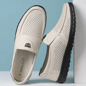 Détail de mocassins en cuir blanc pour hommes avec tige perforée et semelle souple