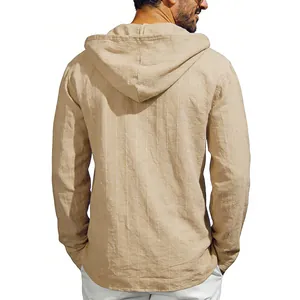 Vue détaillée d'une chemise à capuche en lin à rayures verticales beige pour homme.