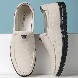 Vue détaillée de mocassins en cuir texturé blanc pour hommes avec semelles antidérapantes