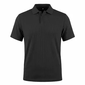Gros plan d'un polo noir pour homme en tricot jacquard montrant les détails