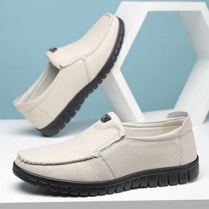 Détail en gros plan de mocassins blancs respirants pour hommes en cuir texturé souple