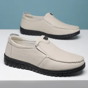 Gros plan sur des mocassins en cuir blanc pour hommes avec semelle caoutchouc souple