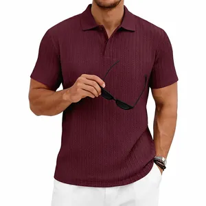 Vue détaillée du polo en maille jacquard bordeaux pour hommes à manches courtes
