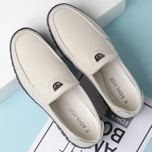 Vue détaillée des mocassins blancs pour hommes en cuir grainé avec boucle en métal.