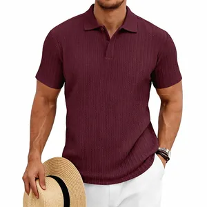 Vue détaillée d'un polo bordeaux pour homme avec une texture jacquard verticale de haute qualité