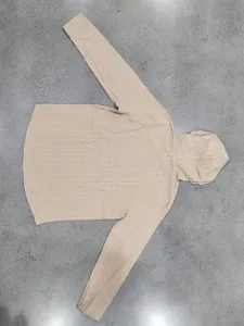 Vue détaillée complète d'une chemise à capuche marron pour hommes à rayures blanches