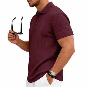 Vue latérale détaillée d'un polo pour hommes bordeaux en maille jacquard à rayures