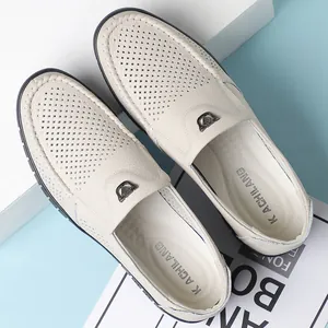 Vue de dessus de mocassins blancs perforés pour hommes montrant le matériau