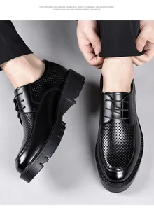 Primer plano de zapatos de vestir negros perforados con suela alta para hombre