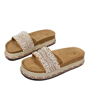 Stijlvolle dames platform slippers versierd met elegante parels en fonkelende strassteentjes.
