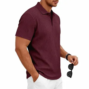 Détail d'un polo bordeaux pour homme avec une texture de tricot verticale raffinée.