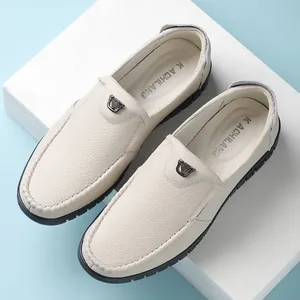 Mocassins décontractés en cuir blanc pour hommes avec design respirant et semelles souples