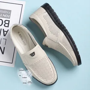 Détail précis de mocassins en cuir blanc respirant pour hommes avec texture perforée