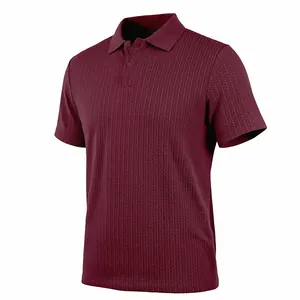 Gros plan sur la texture jacquard tricotée bordeaux du polo à manches courtes pour hommes