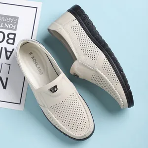 Mocassins en cuir perforé blanc pour hommes avec semelle en caoutchouc souple