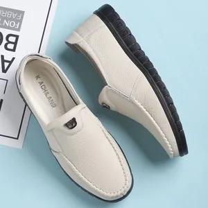 Vue détaillée de mocassins en cuir blanc respirant avec semelle en caoutchouc pour hommes