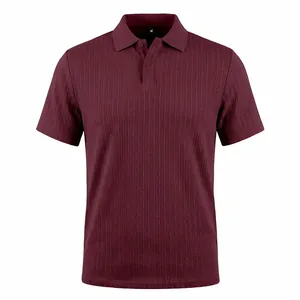 Détail d'un polo en maille jacquard marron pour homme avec une texture verticale fine.