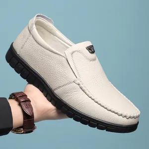 Vue détaillée d'un mocassin en cuir grainé blanc avec semelle épaisse en caoutchouc