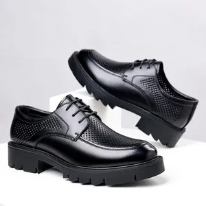Elegantes zapatos de vestir negros para hombre calados con suela gruesa