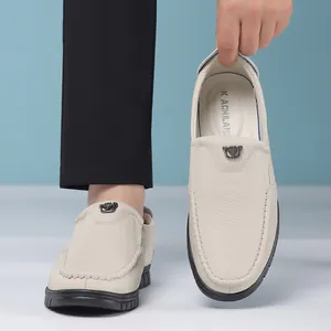 Détail de mocassins en cuir blanc pour hommes avec semelle souple et fini texturé