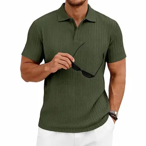 Vue détaillée d'un polo homme vert olive en maille jacquard avec détails texturés