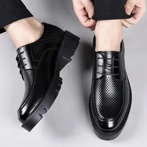 Zapatos de vestir negros perforados para hombre con suela gruesa con plataforma invisible