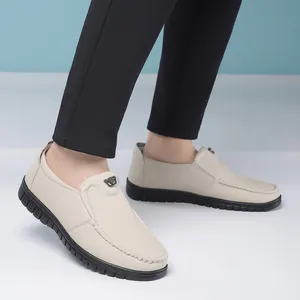 Vue détaillée de mocassins beiges pour hommes avec semelles souples et texture en cuir.