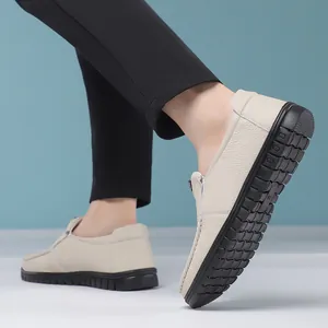Détails de mocassins blancs pour hommes avec semelle en caoutchouc souple antidérapante.