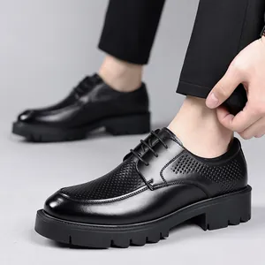 Zapatos de vestir con alza elegantes para hombre en negro con suela gruesa perforada
