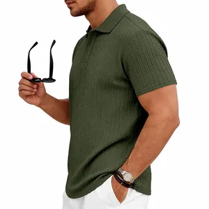Vue détaillée d'un polo pour homme vert olive en maille torsadée avec texture verticale