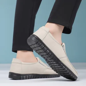 Gros plan de mocassins blancs pour hommes montrant la semelle en caoutchouc et le cuir