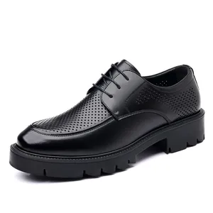 Zapatos con alzas de cuero negro perforado para hombre para uso formal de negocios