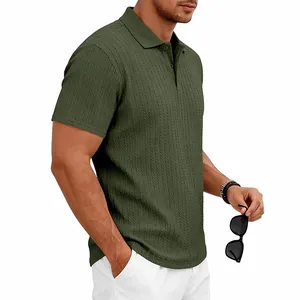 Détail d'un polo en maille à manches courtes pour homme vert olive, texture câble