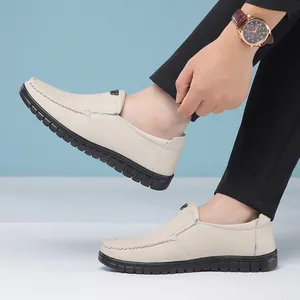 Détail en gros plan montrant la texture et la semelle noire souple des mocassins blancs