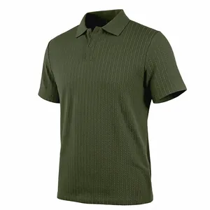 Détail de la texture jacquard tricotée vert olive sur le polo à manches courtes pour hommes