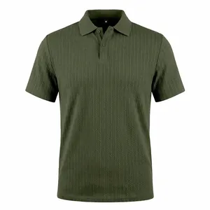 Vue détaillée d'un polo pour hommes en tricot jacquard vert avec motifs torsadés
