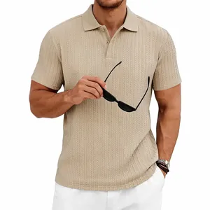 Détail du polo en maille jacquard kaki pour homme avec manches courtes et boutons.